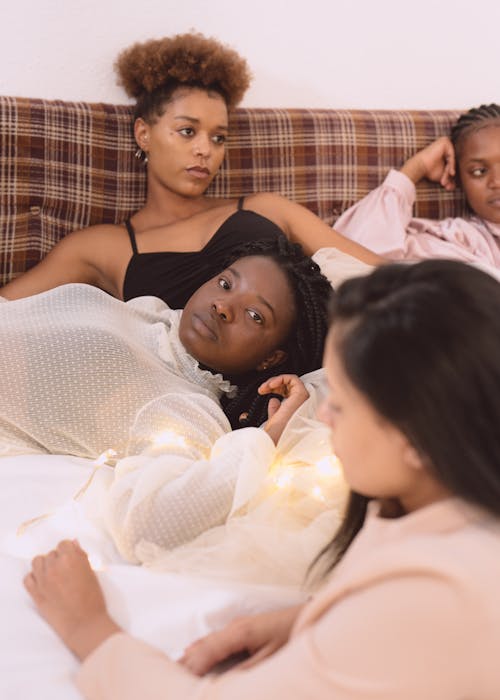 Ücretsiz Bir Grup Kadın Yatakta Yatarken Stok Fotoğraflar