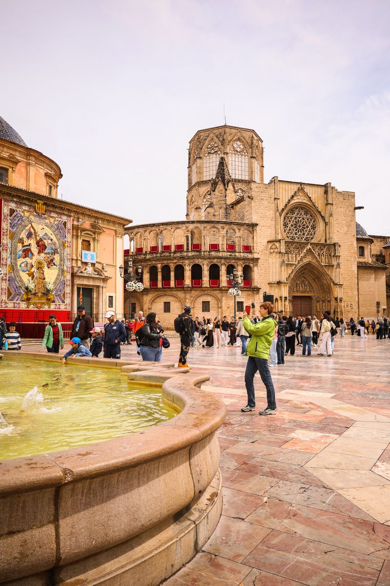 Plaza de la Virgen in Valencia with fountain