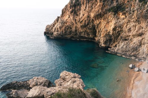 Free Dramatic view of coastal cliffs and calm blue waters in Hatay, Türkiye, showcasing natural beauty. Stock Photo