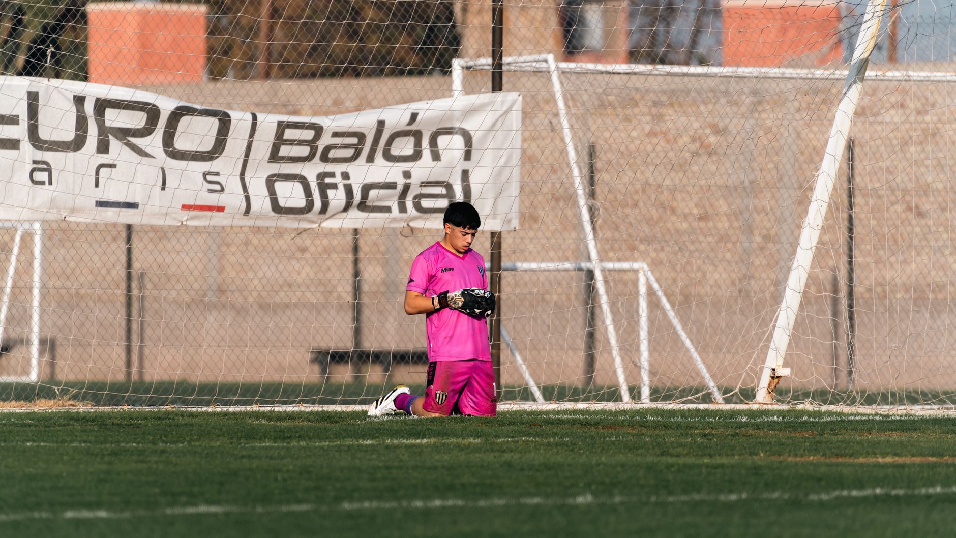 Moroccan goalkeeper Bono organizing defenders during a tense night match