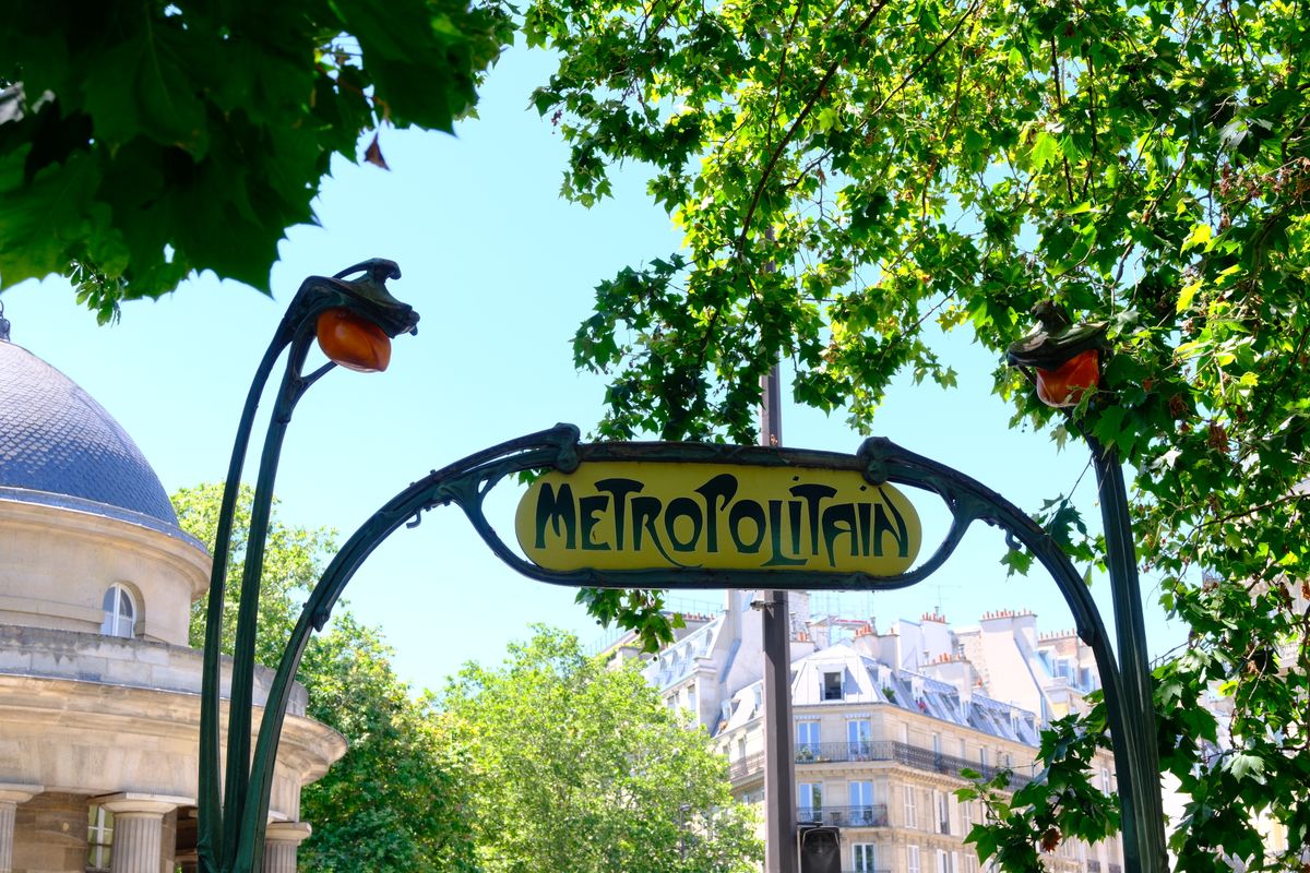 Firma Metropolitain cu lampadare in forma de floare