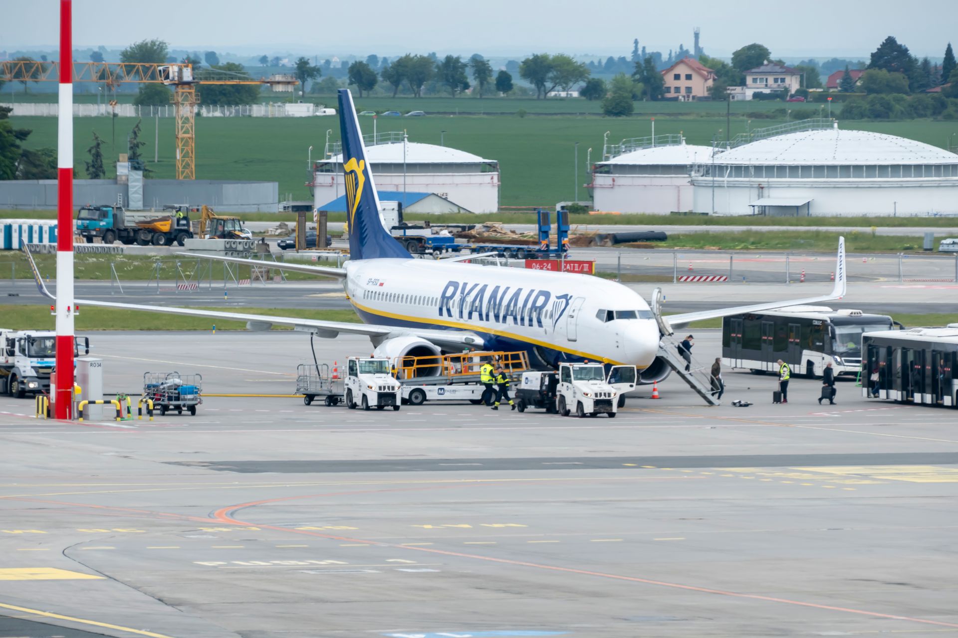 Un avión de pasajeros en la pista de un aeropuerto