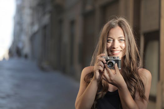 一位快乐的女士在户外用老式相机捕捉瞬间