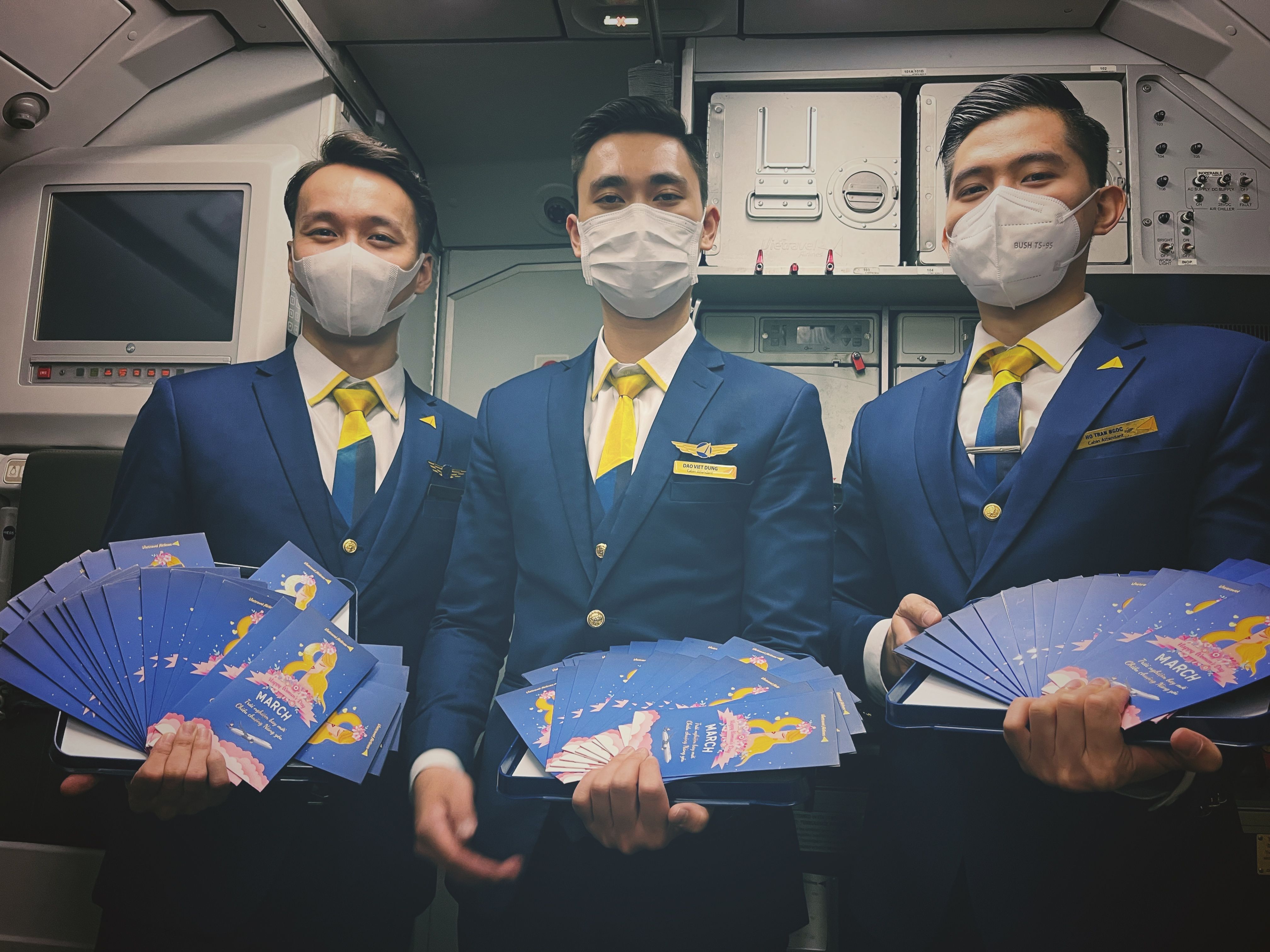 制服を着た航空会社の乗務員が機内で安全に関するパンフレットを配布している。プロフェッショナルで親切なサービスだった。