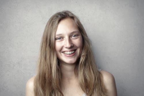 Femme Souriante En Débardeur Gris