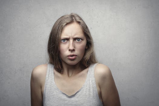 这是一幅室内沉思女子的特写肖像，面部表情复杂