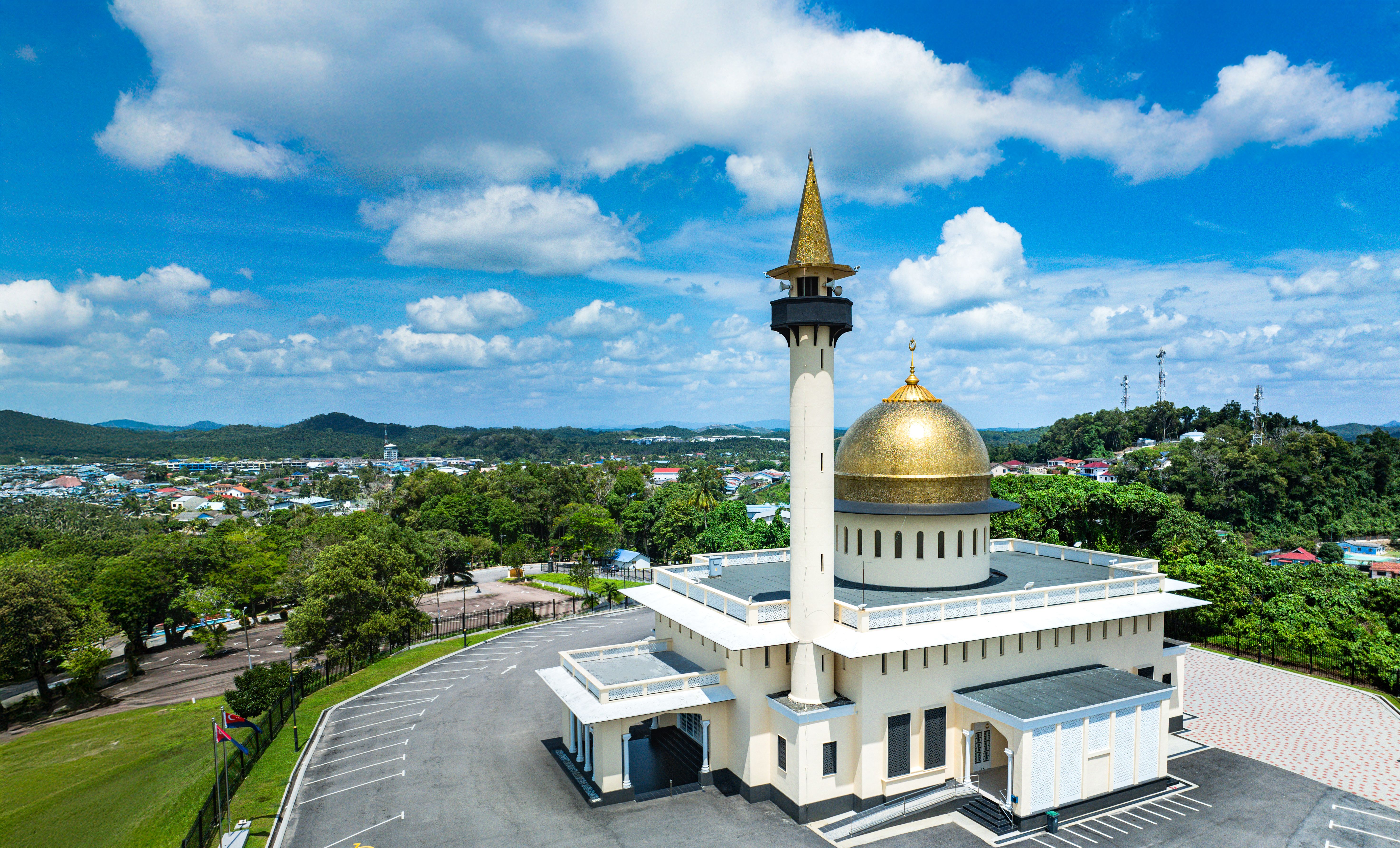 Johor Darul Ta’zim နှင့် Selangor ကစားသမားများ ဘောလုံးလုနေသည့် မလေးရှားစူပါလိဂ် အားကစားကွင်းမြင်ကွင်း