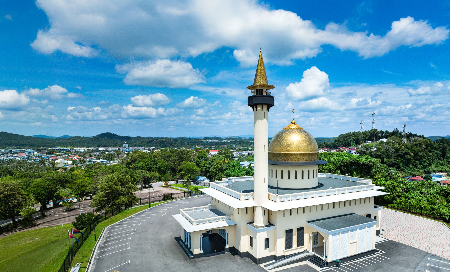Johor Darul Ta’zim နှင့် Selangor ကစားသမားများ ဘောလုံးလုနေသည့် မလေးရှားစူပါလိဂ် အားကစားကွင်းမြင်ကွင်း