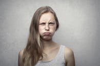 工作室里，一位年轻女子若有所思的特写肖像