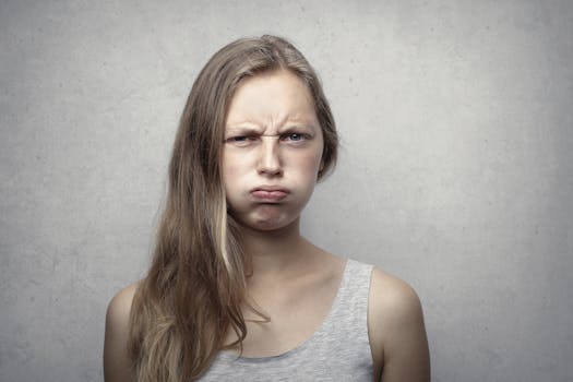 工作室里，一位年轻女子若有所思的特写肖像