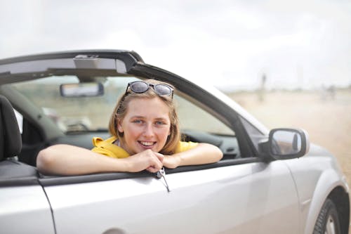 Free Woman in Yellow Top Smiling Stock Photo