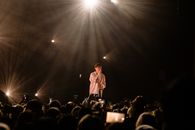 舞台上，精力充沛的男歌手现场表演，观众们都着迷了