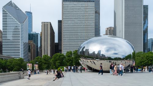 Free Capture of Cloud Gate with Chicago skyscrapers in background, iconic city sculpture. Stock Photo