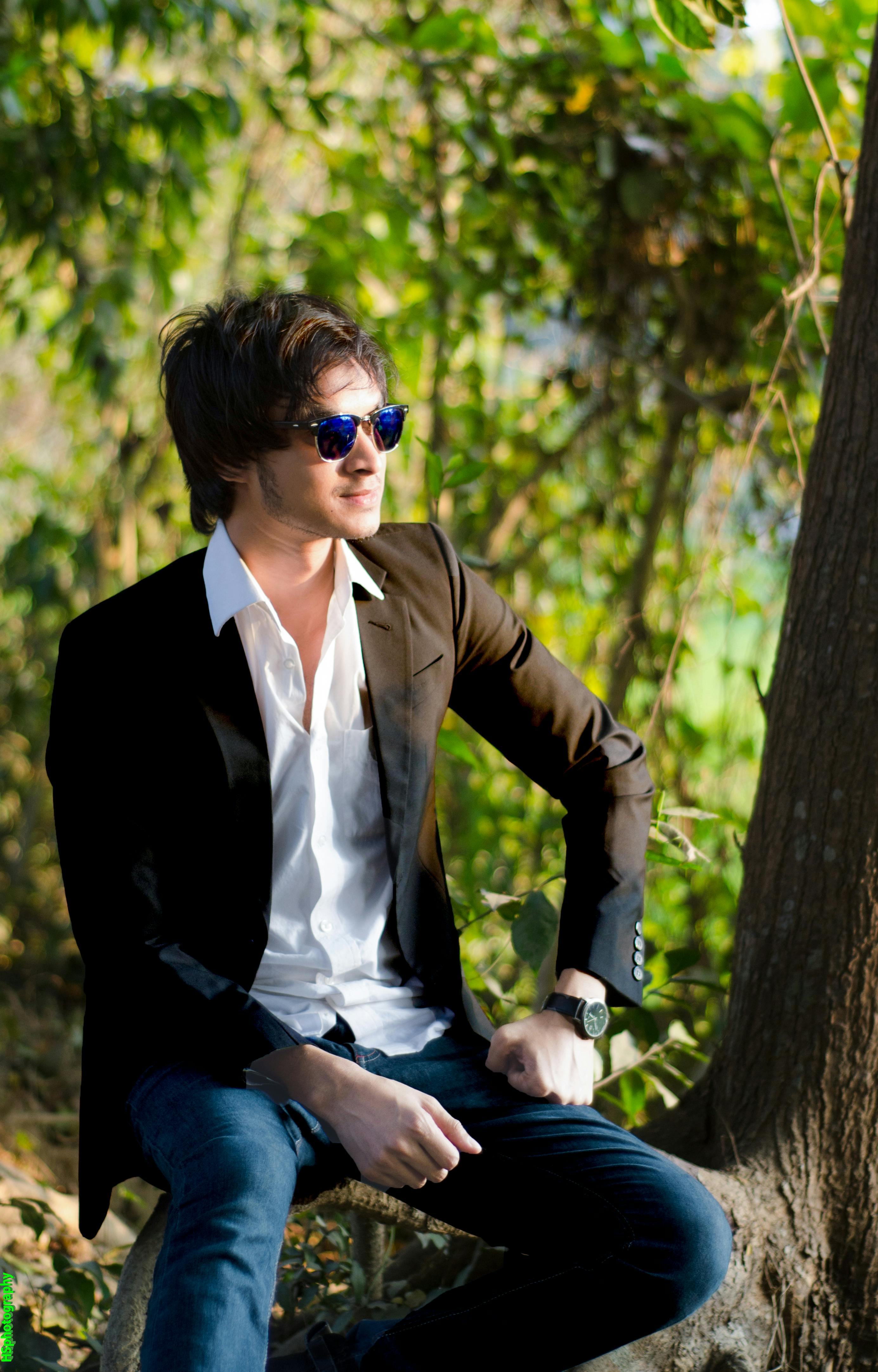 Two people in a casual meeting, collaborating and taking notes