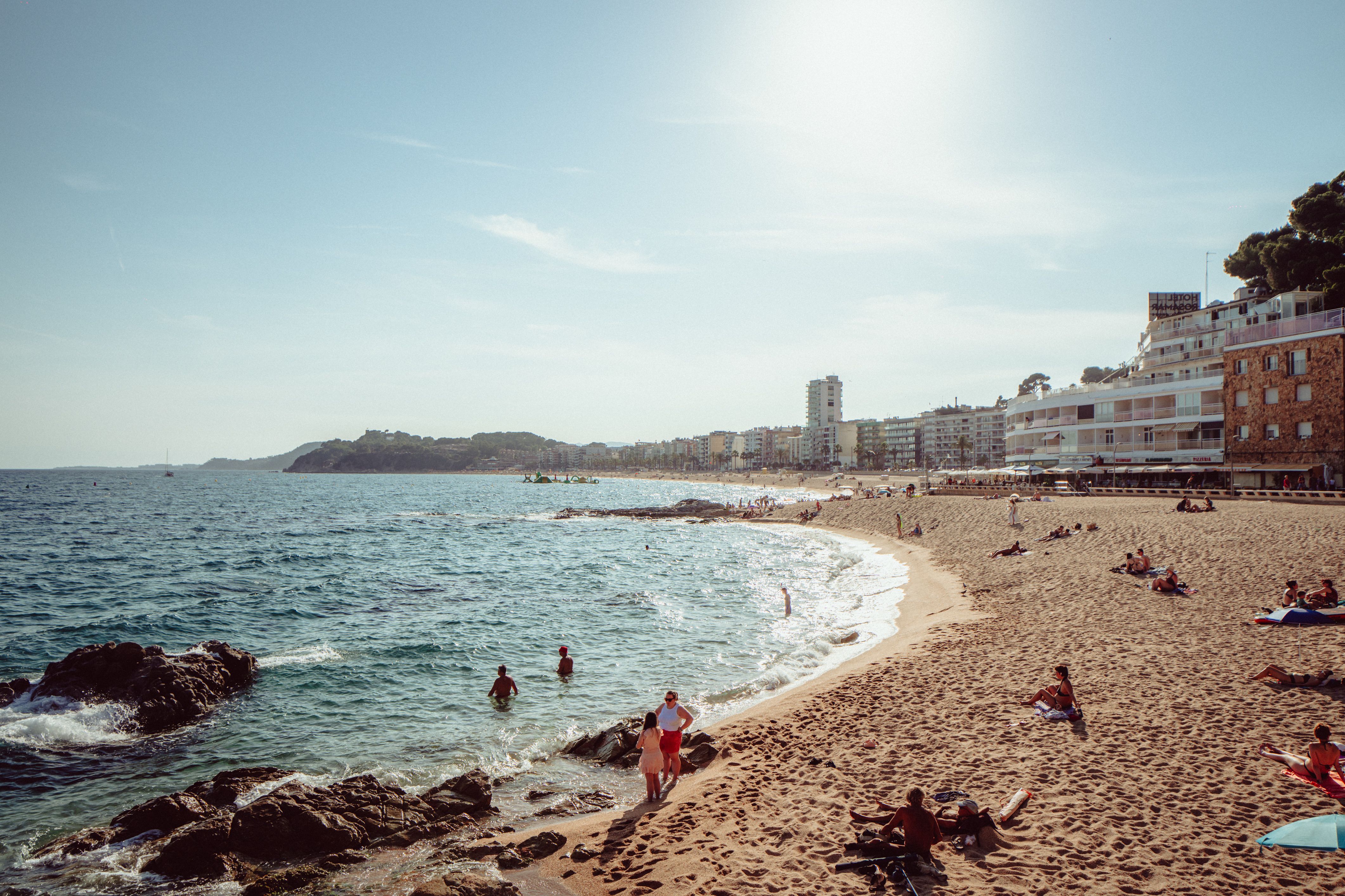 Escapada Romántica a la Costa Brava: Calas y Vino