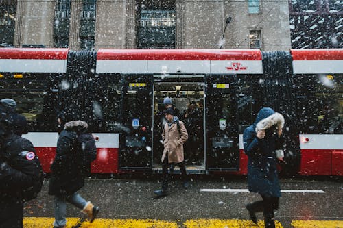 Tren Yakınında Yürüyen İnsanlar