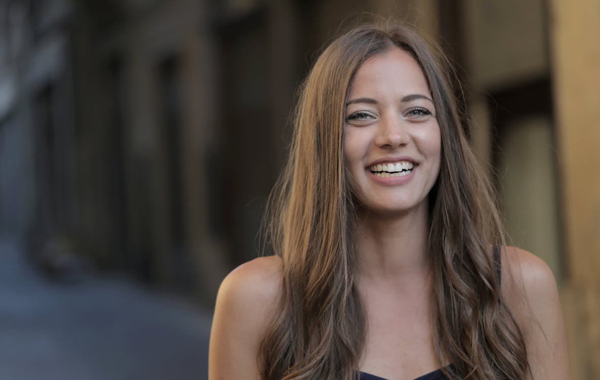 Mulher Sorridente Em Camiseta Preta