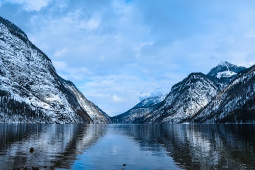 Gratis stockfoto met besneeuwde bergen, gebied met water, kalm