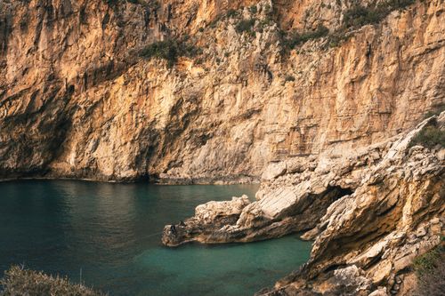 Free Dramatic coastal cliffs and turquoise waters in Hatay, Türkiye, showcasing natural beauty. Stock Photo