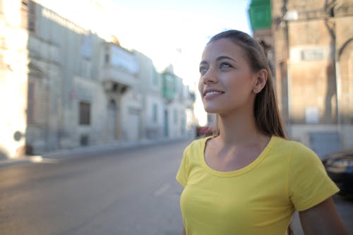 Mulher Em Camisa Amarela Com Decote Redondo