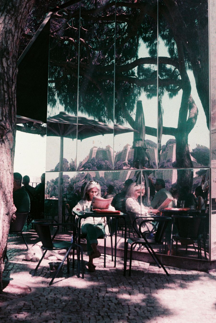 Café scene in a Lisbon park, the kind of everyday setting where a free dating site in Portugal can lead to a first meeting