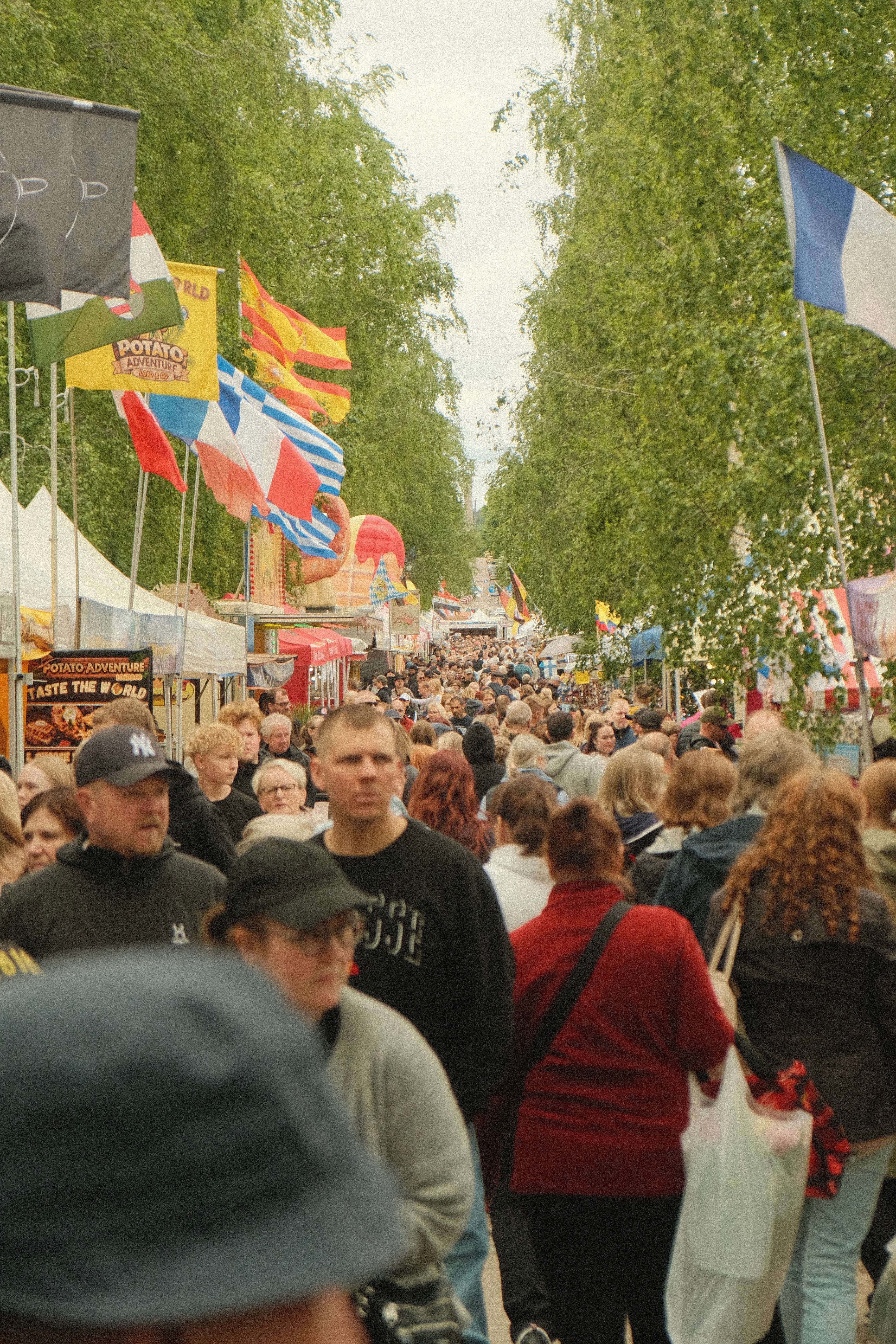 Matfestival i gang med folk mellom boder