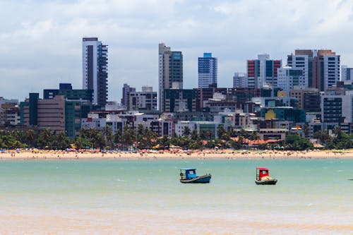 Photo De Bateaux Sur L'eau Contre Les Toits De La Ville