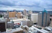 阴云密布的天空下，高耸的摩天大楼俯瞰着德班现代天际线