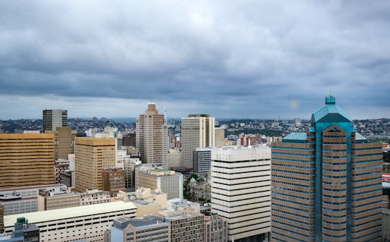 德班现代天际线的鸟瞰图令人惊叹，高楼林立，天空阴沉