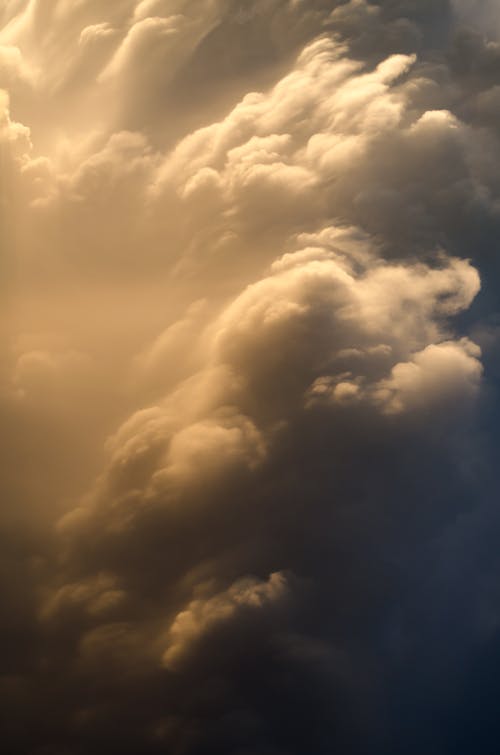 Бесплатное стоковое фото с Аэрофотосъемка, вертикальный выстрел, облака