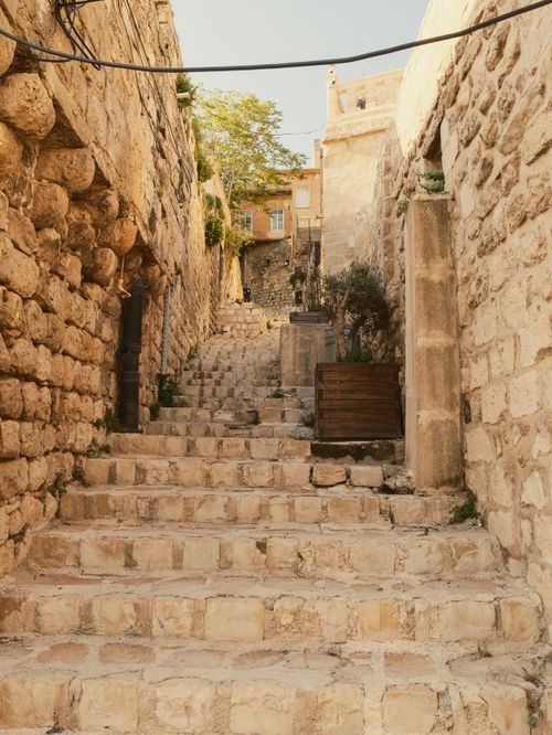 Free Charming stone staircase in old town Mardin, Türkiye, showcasing historic architecture. Stock Photo