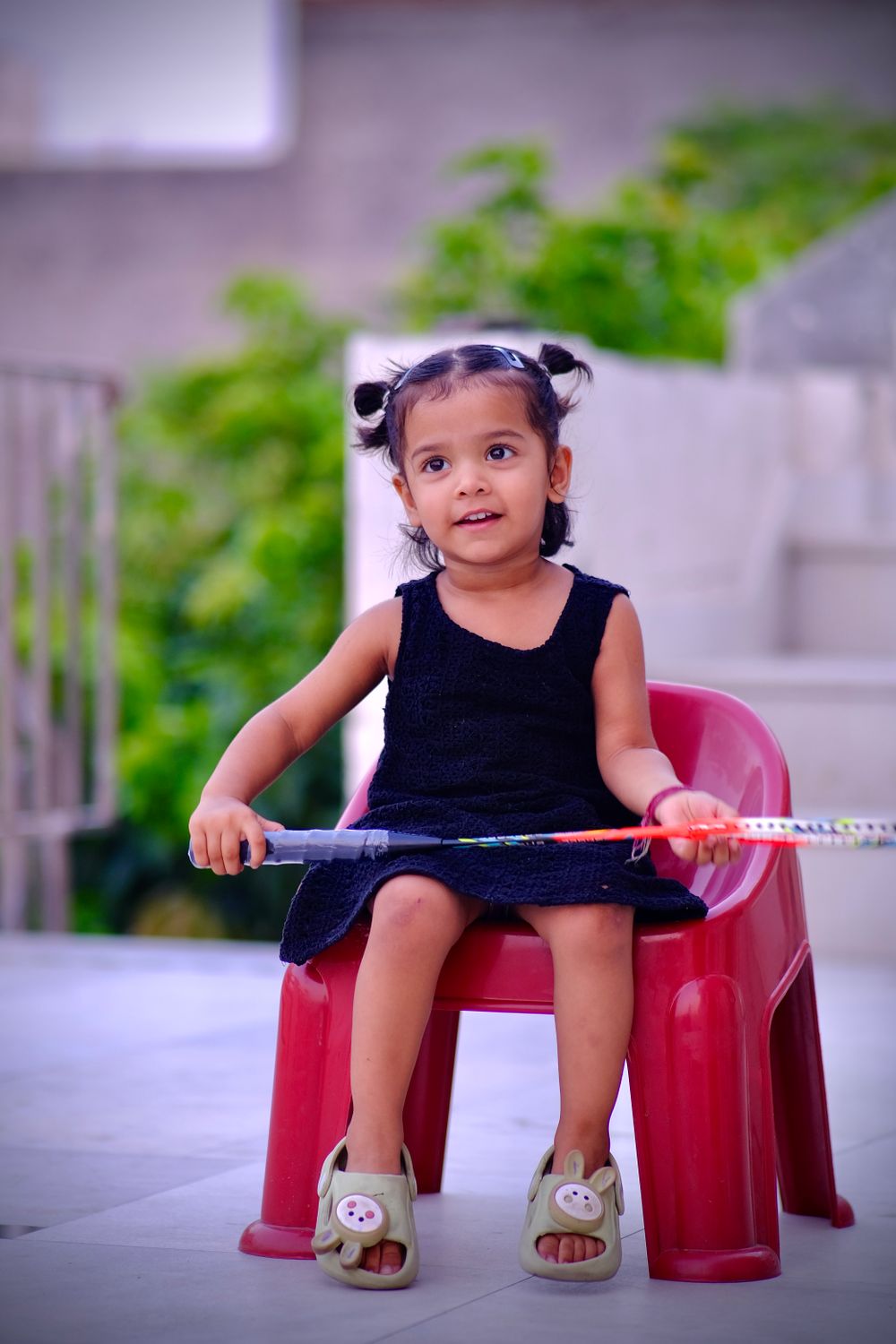 Young girl playing outdoors — kids photography