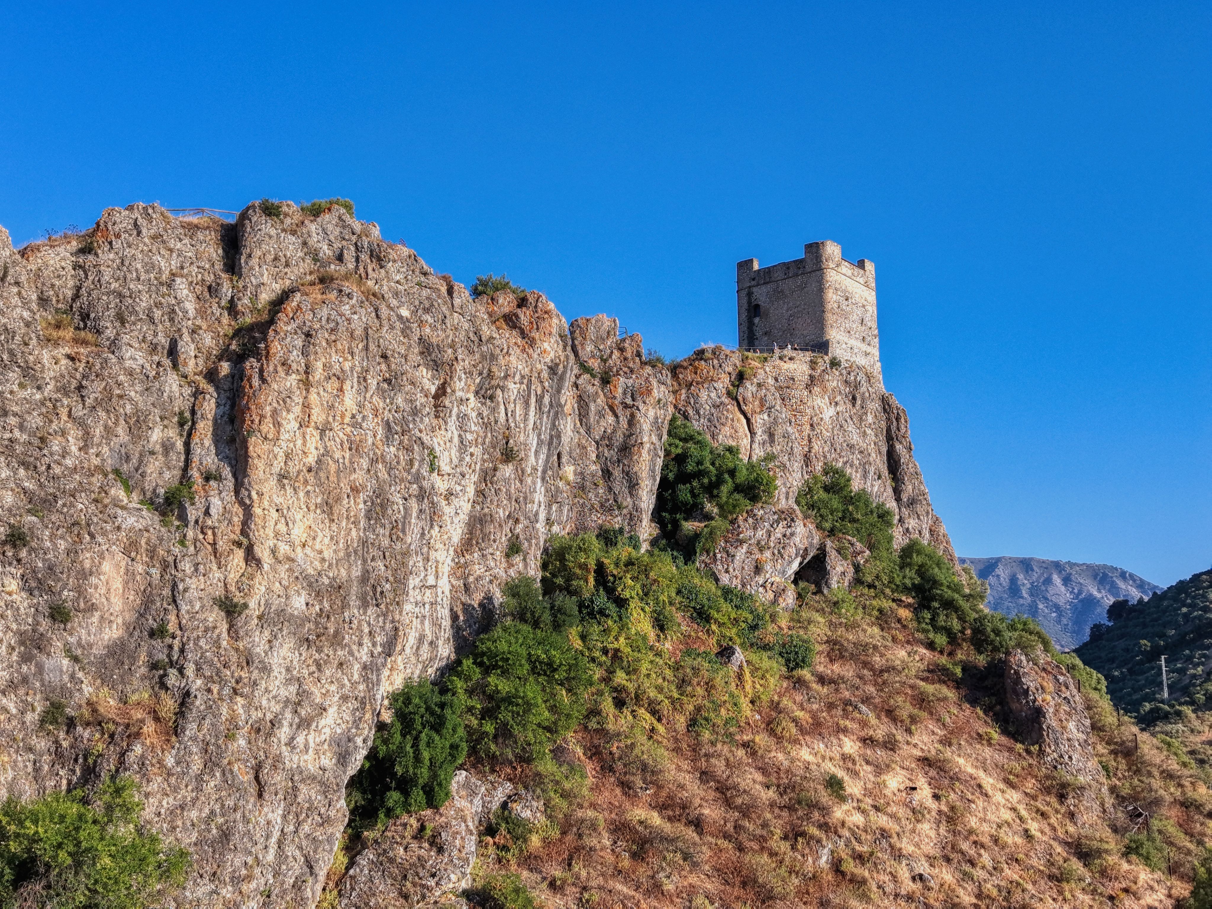 Castillo Antiguo En La Colina Rocosa De Zahara De La Sierra. · Foto de ...