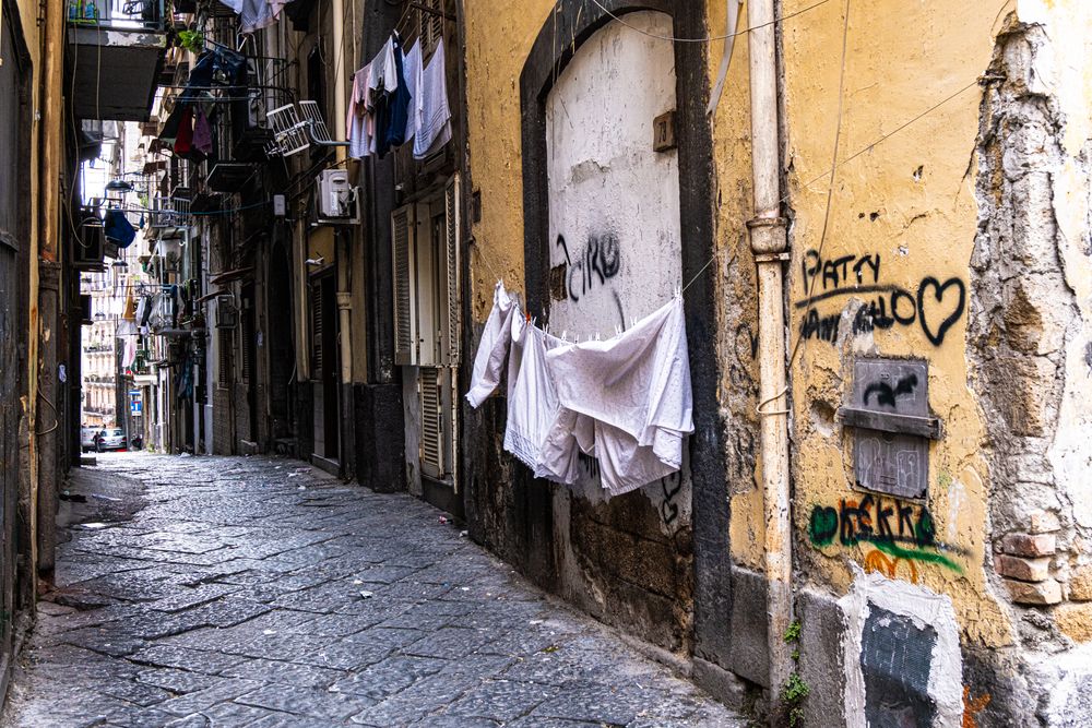 Rufe colorate întinse pe o stradă îngustă din Napoli