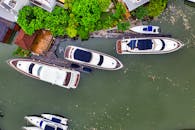 从空中俯瞰，停泊在雅加达港口的豪华游艇，在充满活力的场景中与绿植和水面相映成趣