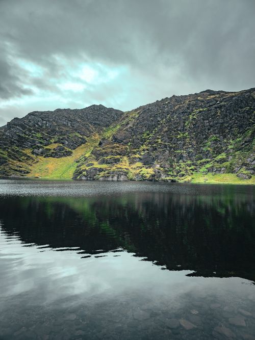 Free Peaceful lake reflection against rugged mountains in Ireland, showcasing natural beauty and tranquility. Stock Photo