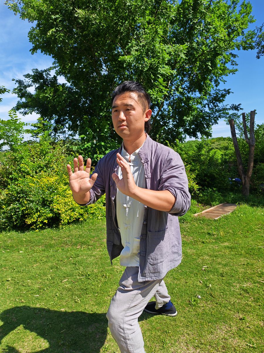 Pratiquant de Tai Chi dans un parc