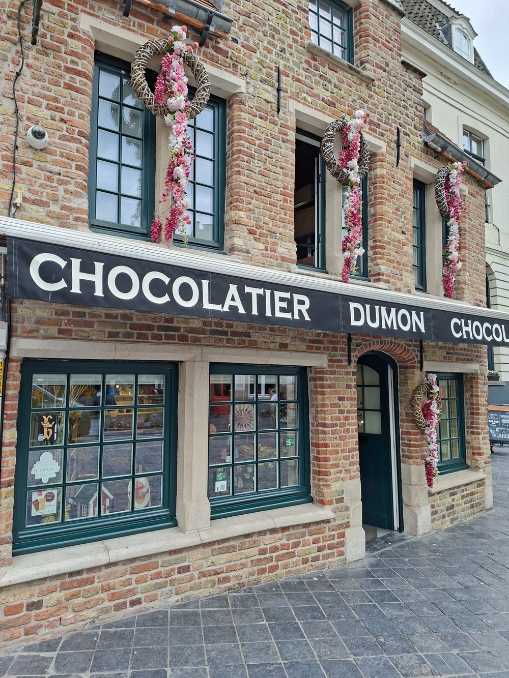 Vitrină de ciocolaterie tradițională din Bruges