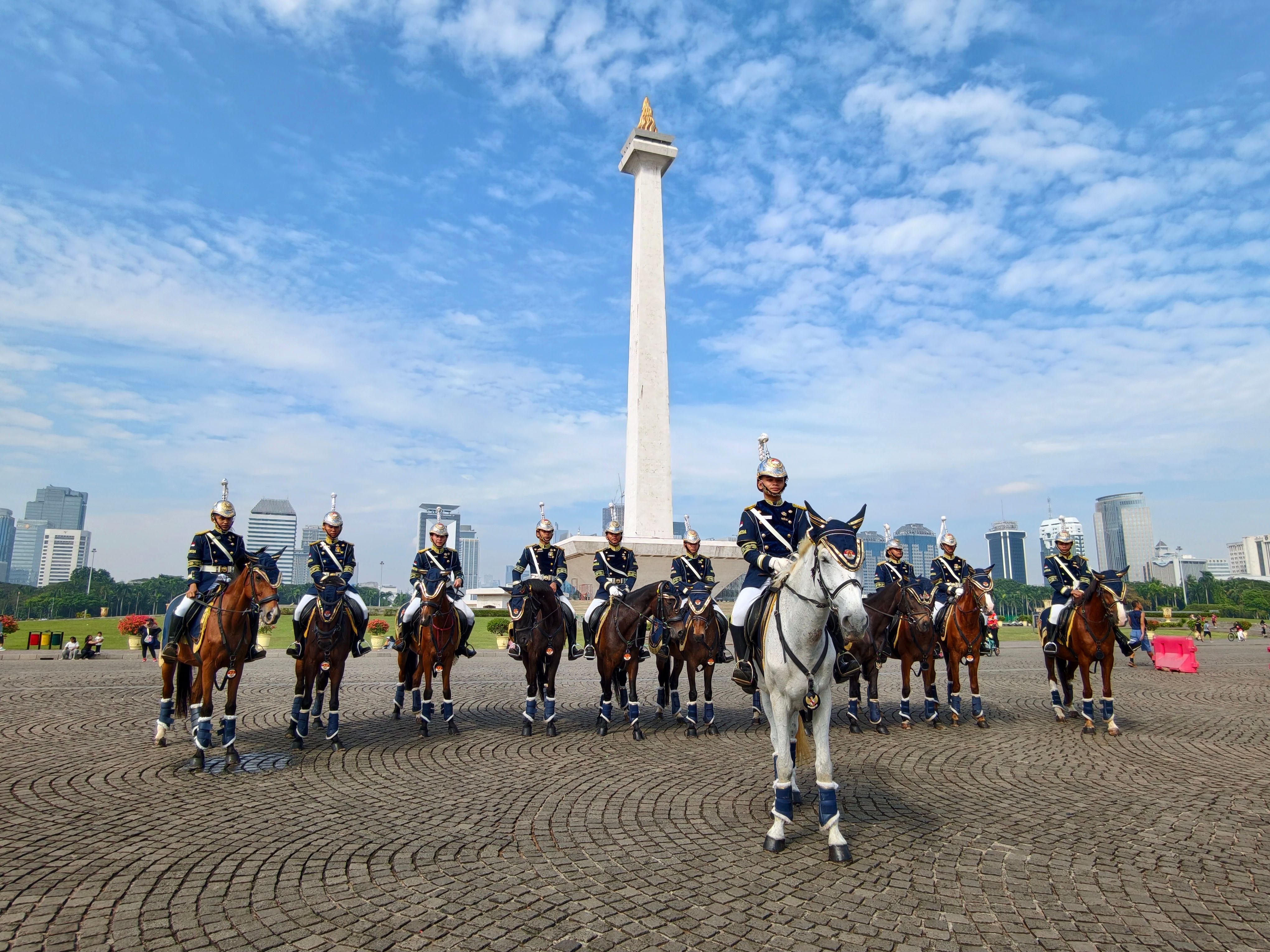 Usai Upacara HUT ke-81 RI, Prajurit Kodam Jaya Sigap Bersihkan Kawasan Monas
