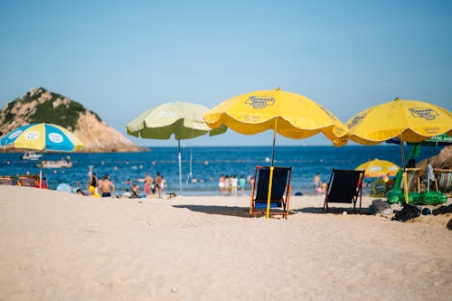 Plajda Katlanır Sandalye Ve şemsiyeler Fotoğrafı