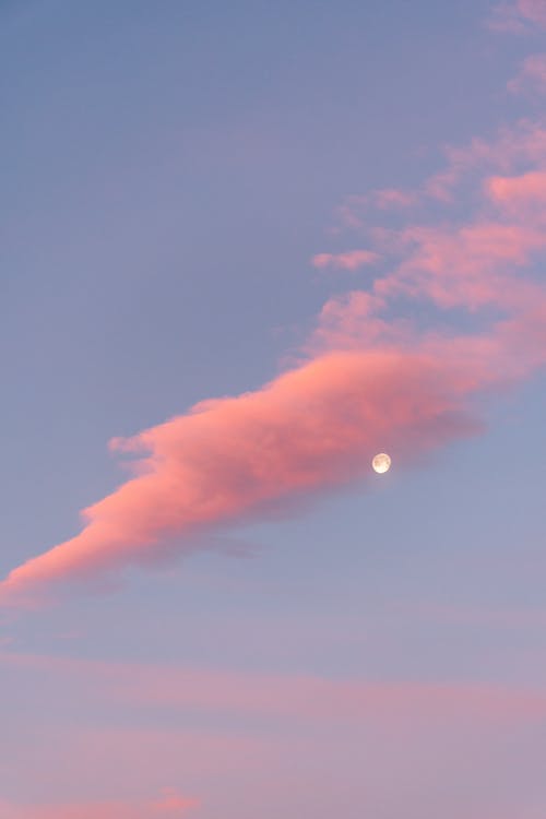 Volle Maan Bedekt Met Wolken