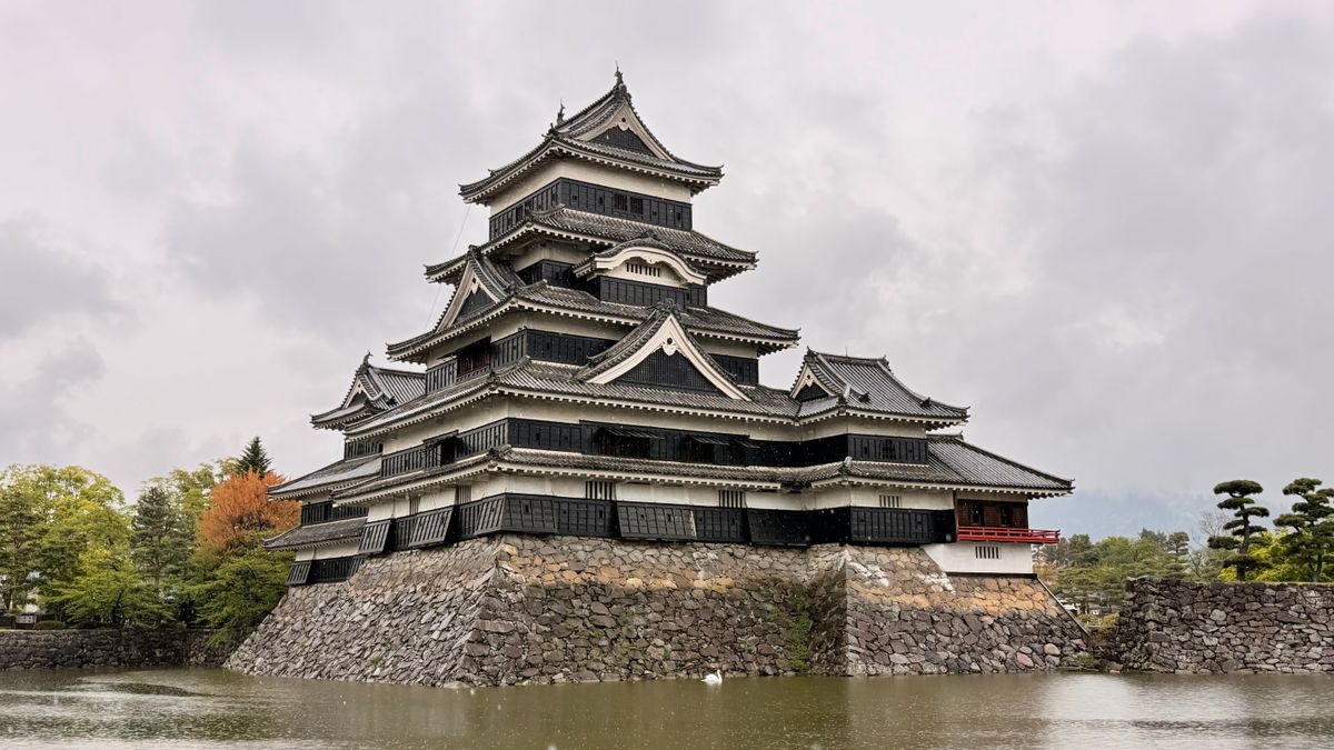 荒れた山と岩肌のイメージ