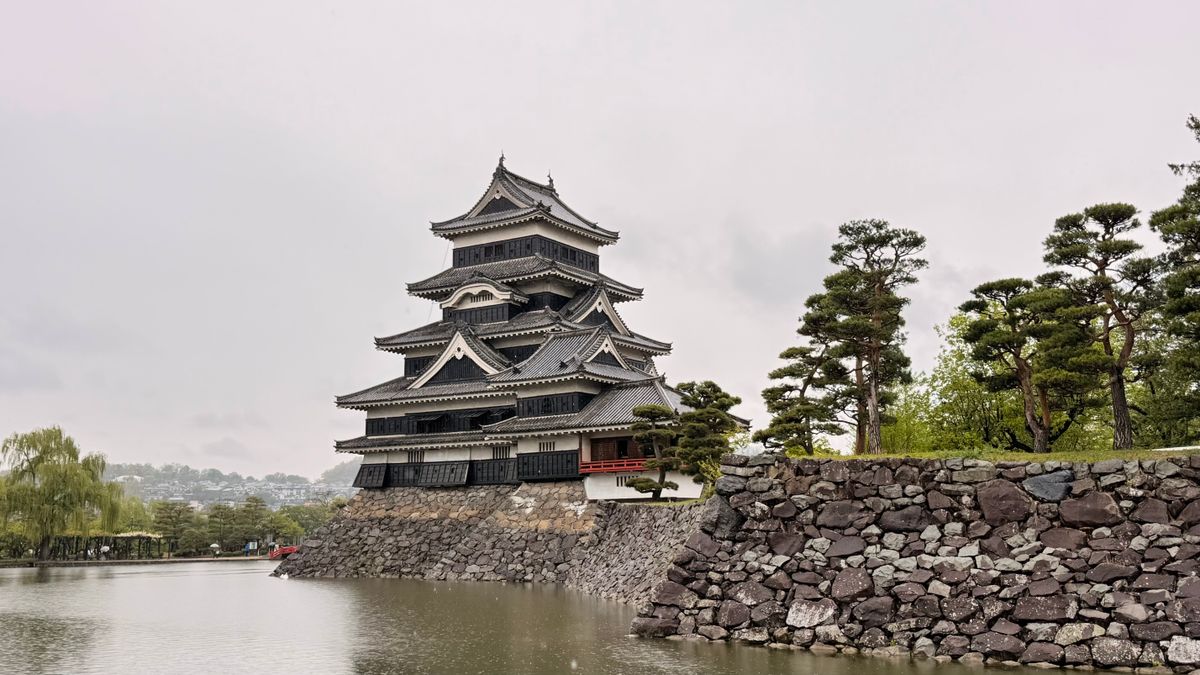 雷雲と稲光をイメージさせる空