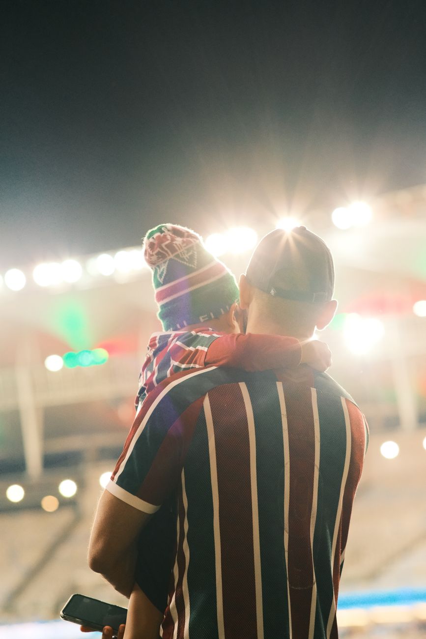 John Kennedy von Fluminense wird nach Knieoperation erneut stationär aufgenommen