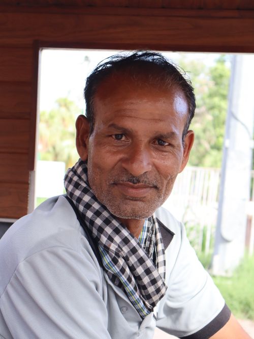 Free Candid outdoor portrait of a South Asian man in Jodhpur, showcasing natural expression and cultural attire. Stock Photo