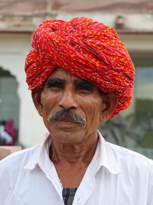 Free Candid portrait of a man wearing a colorful turban in Jodhpur, Rajasthan, showcasing cultural heritage. Stock Photo