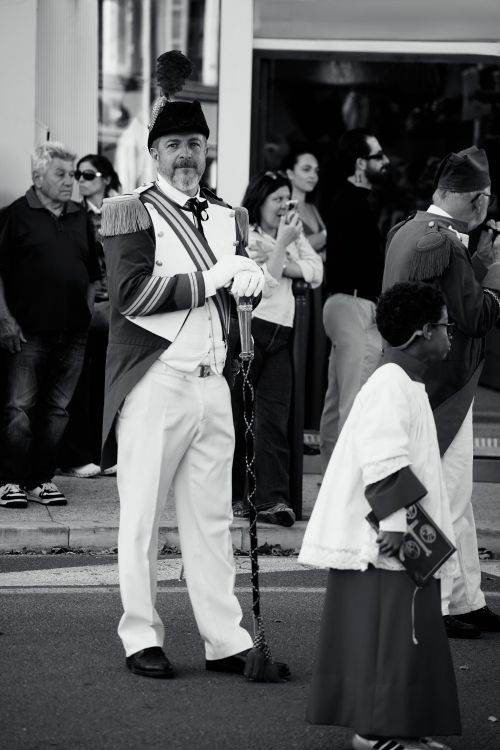 Free Vintage parade with historical costumes in Saint-Tropez, France, captured in black and white. Stock Photo