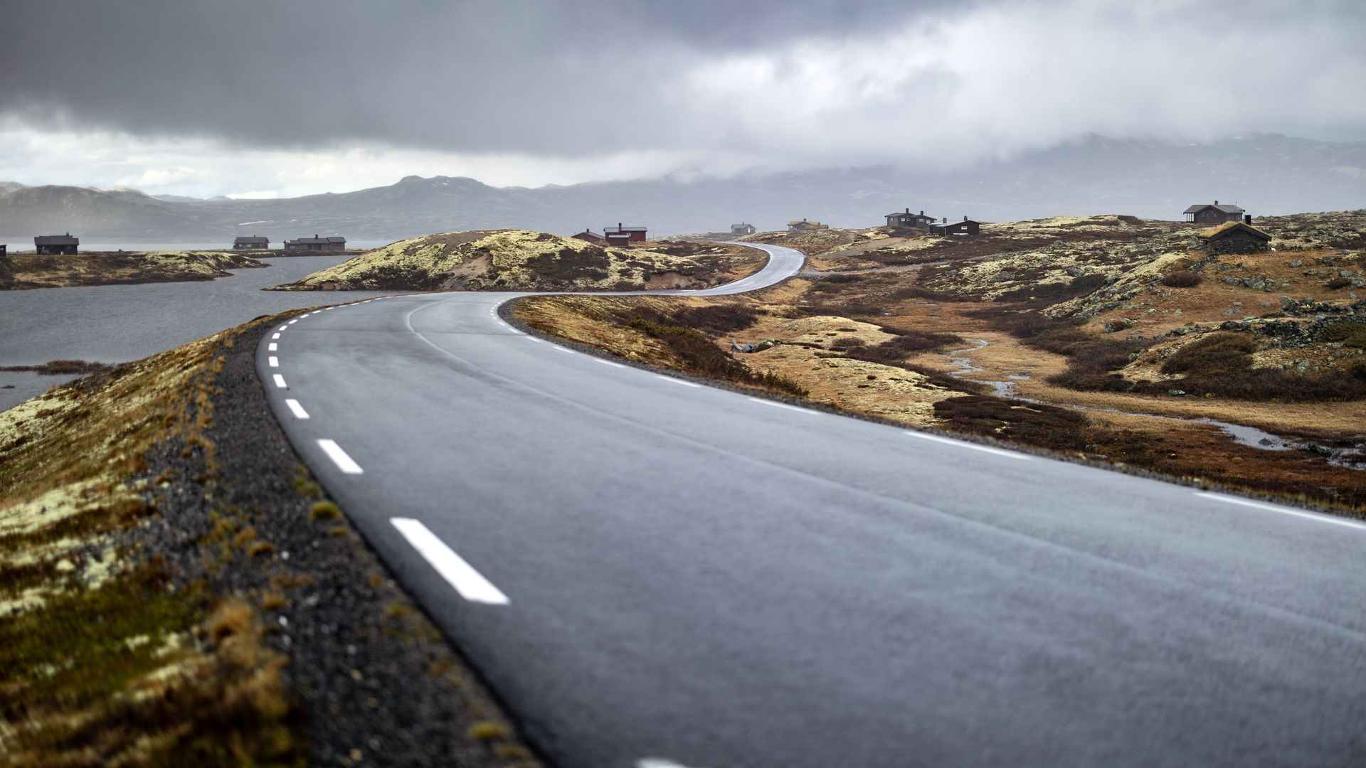 Carretera de montaña vacía y mojada por la lluvia