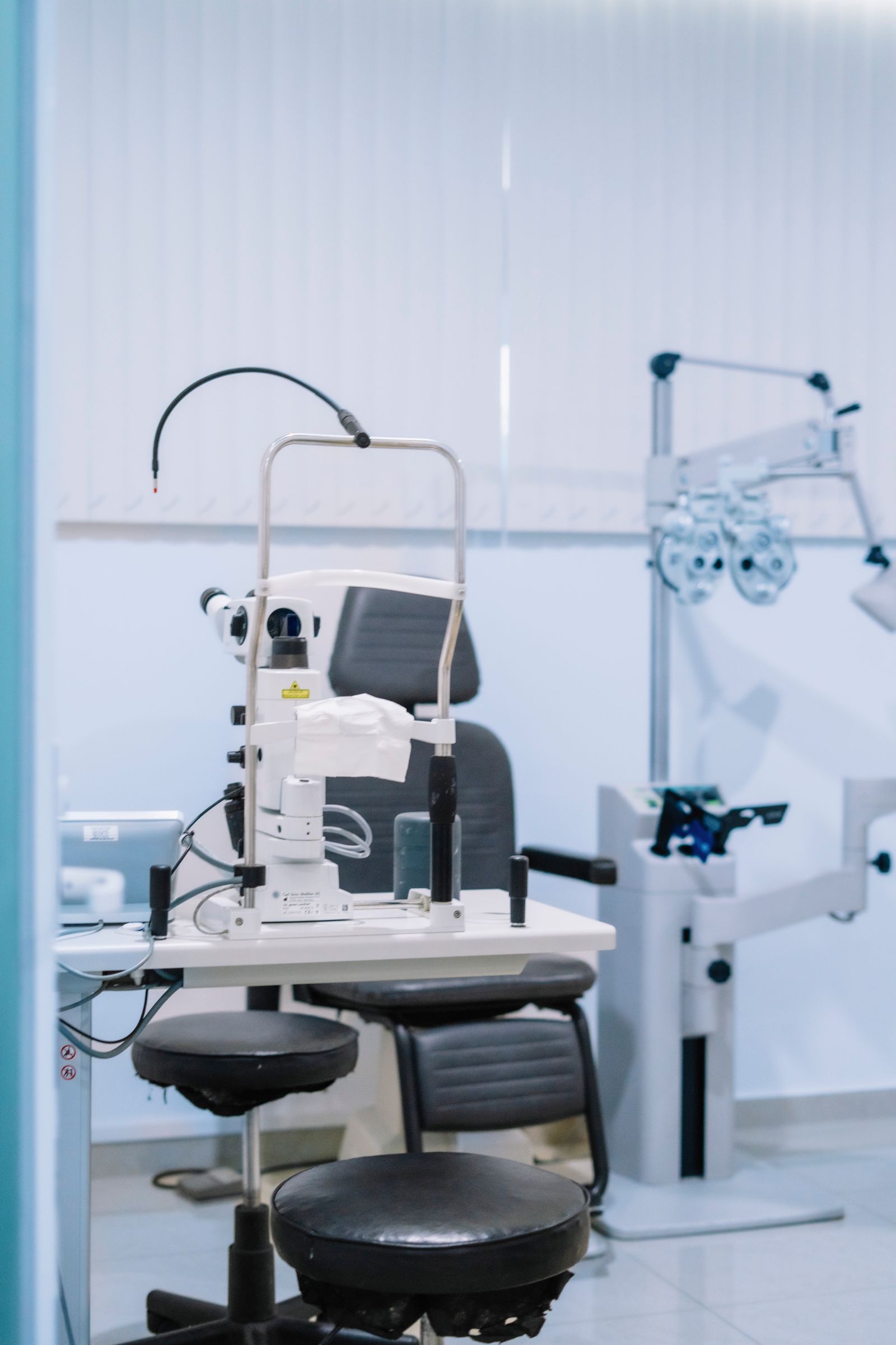 Sala moderna de exames oftalmológicos com equipamentos de diagnóstico
