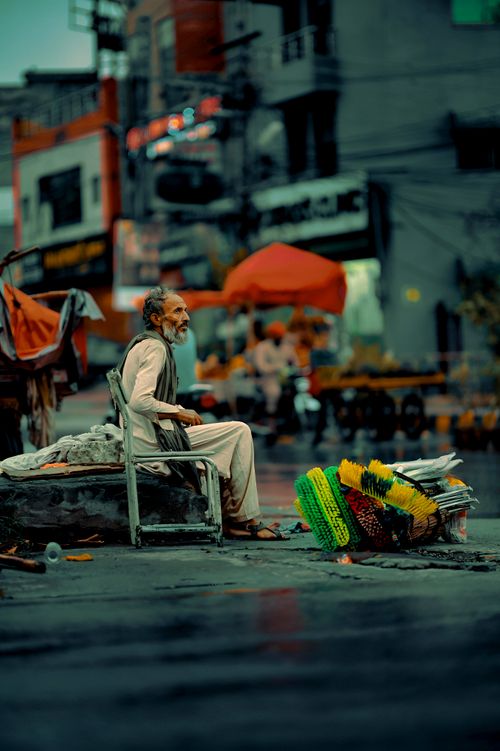 Free Elderly man selling goods in a bustling market in Karachi, Pakistan. Stock Photo